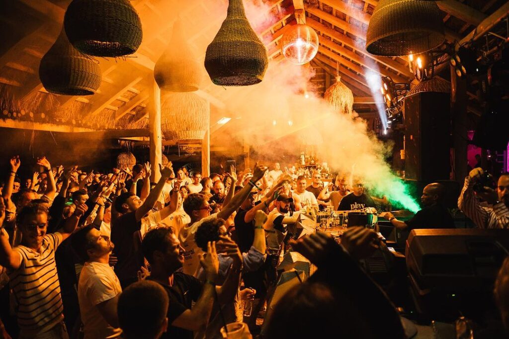 DOLCINIUM Restaurant & Beach Bar