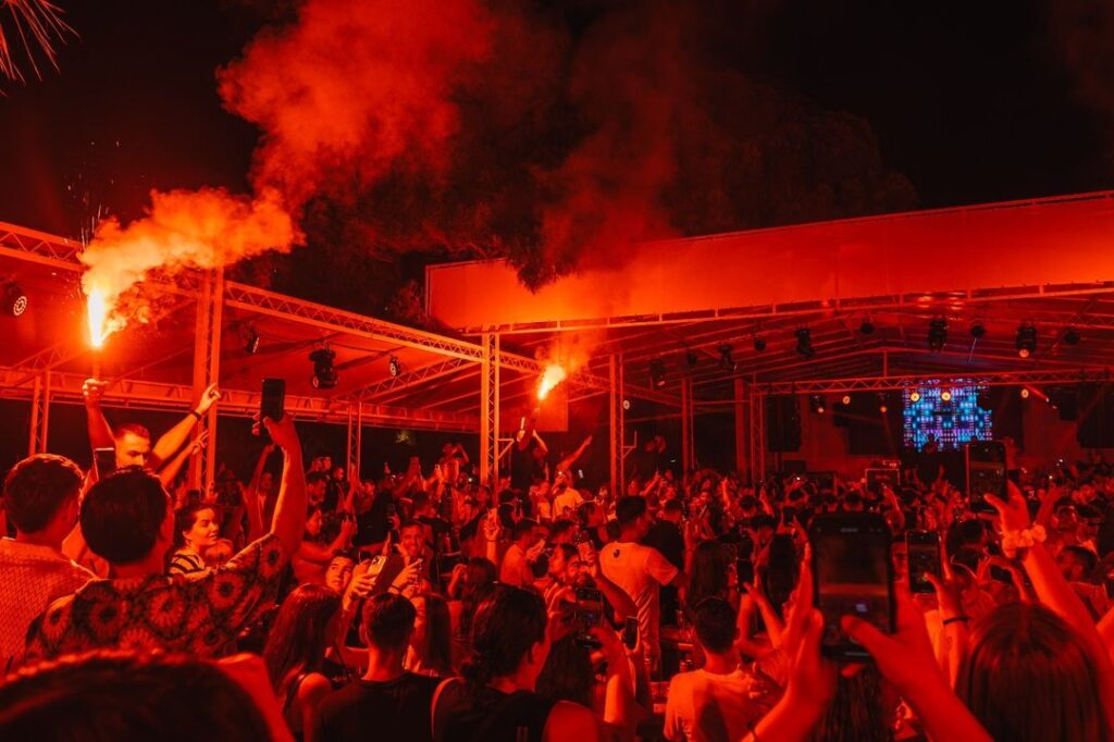 MADAM Open Bar & Lounge